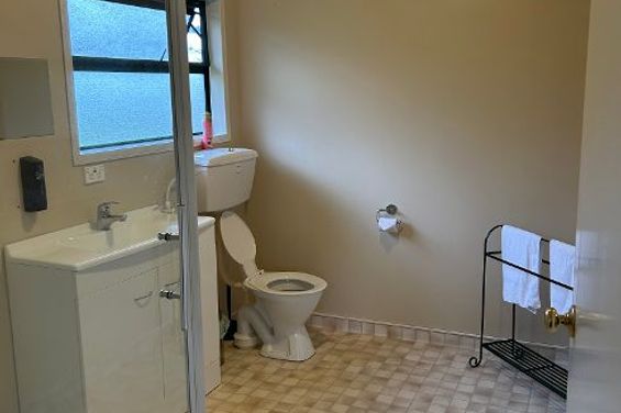 Room%206%20bathroom